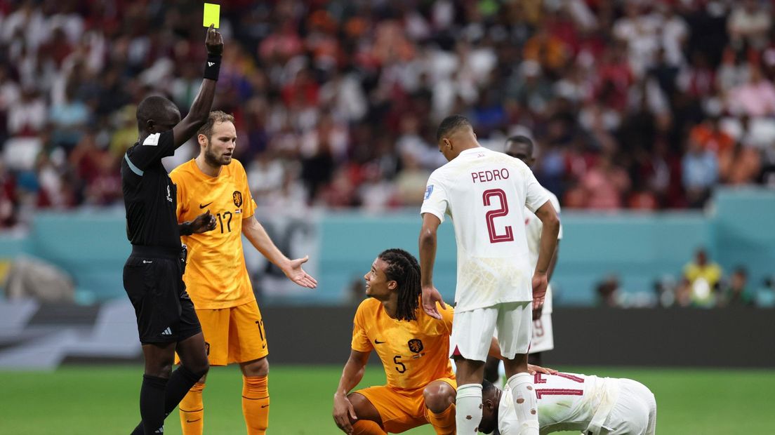 Aké krijgt geel in de wedstrijd tegen Qatar