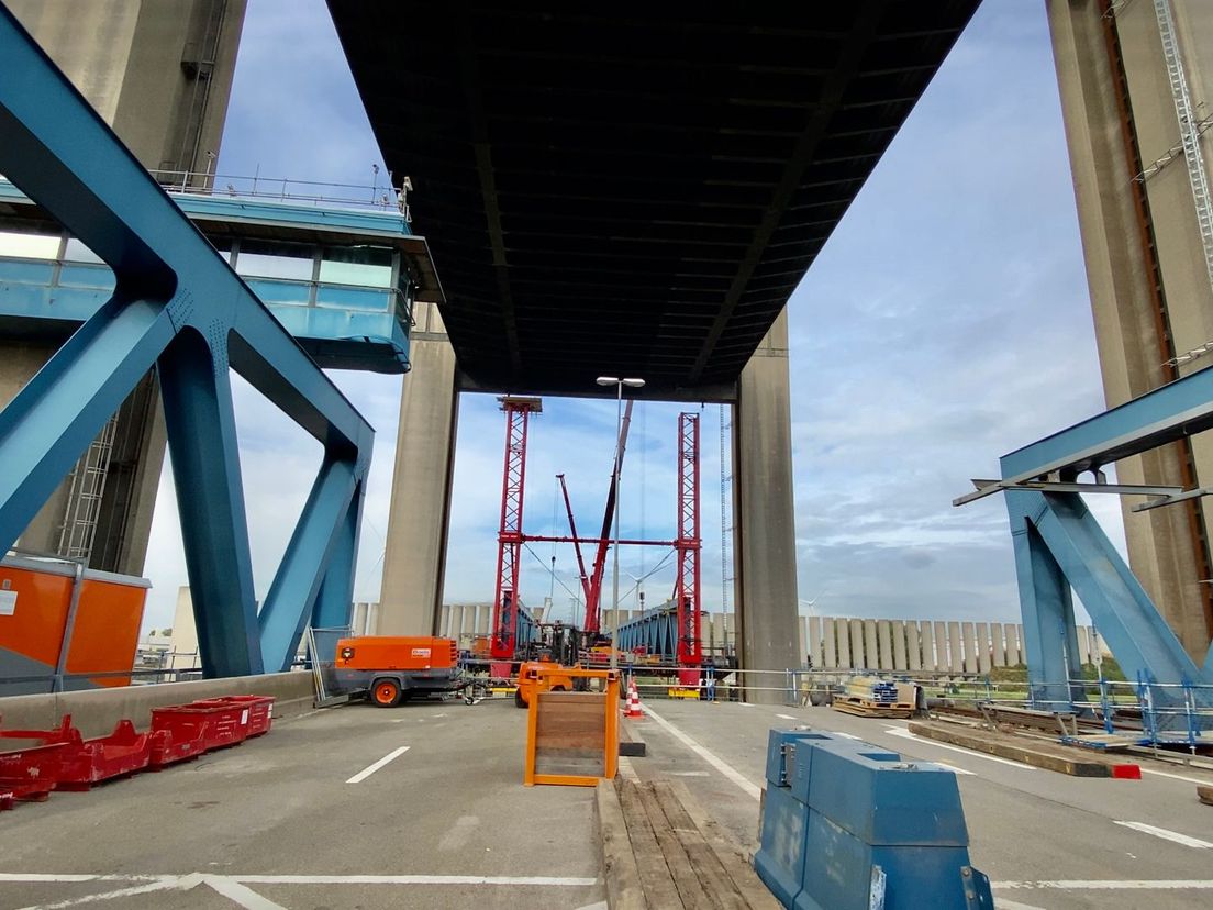 Momenteel wordt er gebouwd aan de ondersteuningsconstructie waarop de brug komt te rusten