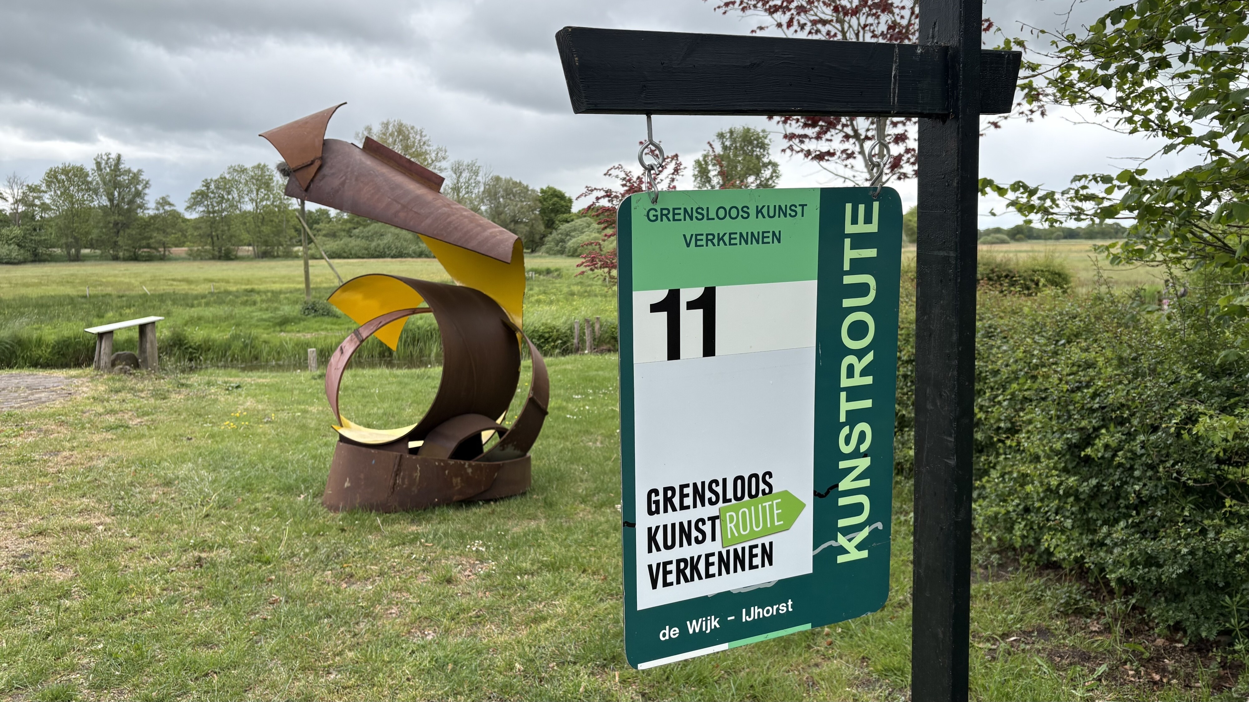 Langs de route staan kunstwerken in het Reestdal