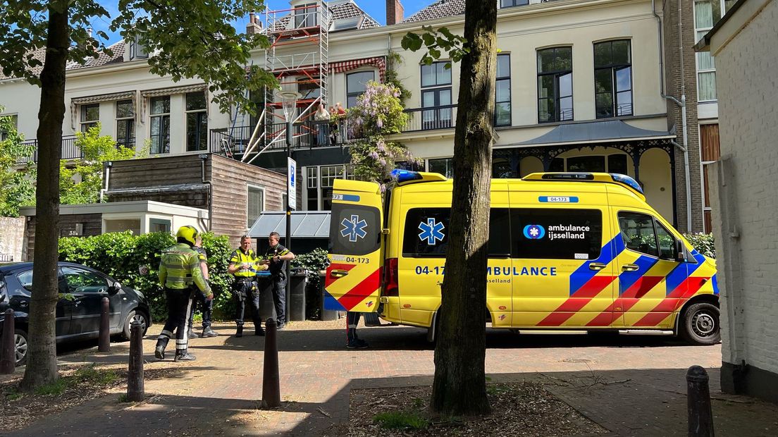 Man valt van steiger in Deventer