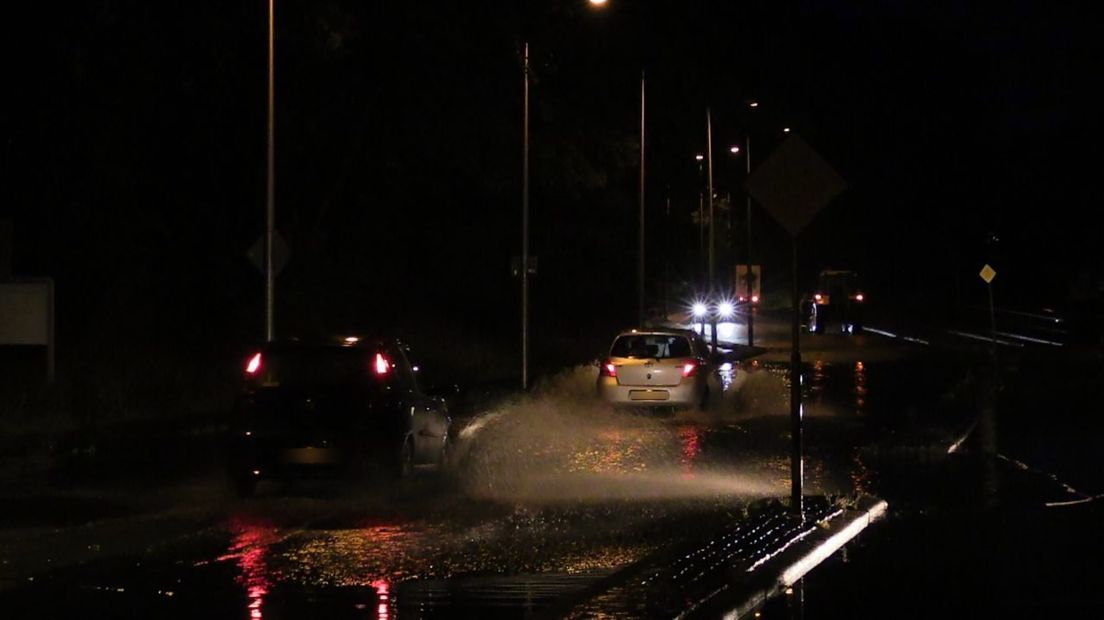 Deel van weg in Enschede onder water door harde regenval