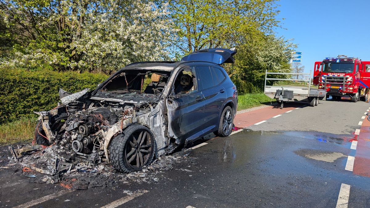 Auto vliegt tijdens het rijden in brand