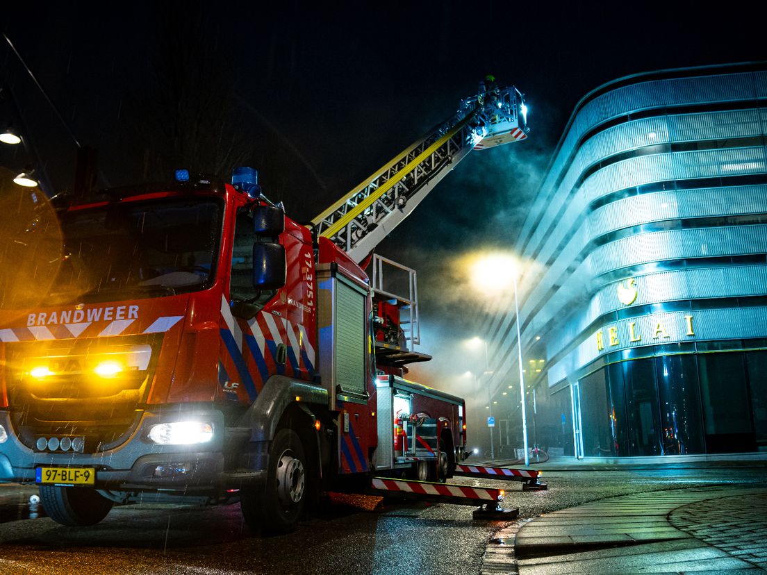 Bij een brand aan de Piet Smitkade in Rotterdam-Feijenoord komt veel rook vrij.