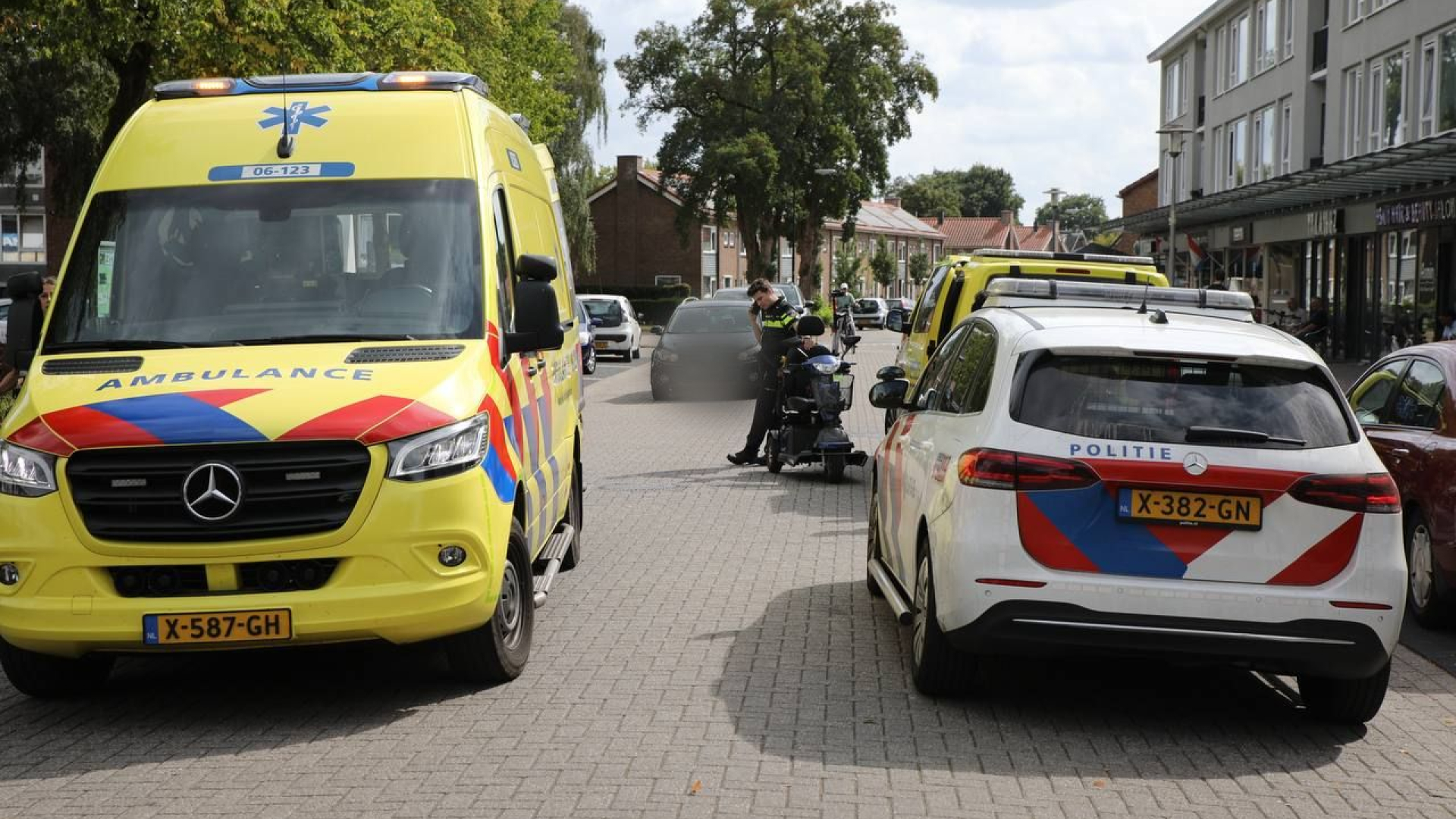 Vrouw op scootmobiel aangereden • fietser gewond.