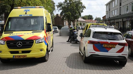 Vrouw op scootmobiel aangereden • fietser gewond. Vrouw op scootmobiel aangereden • fietser gewond.