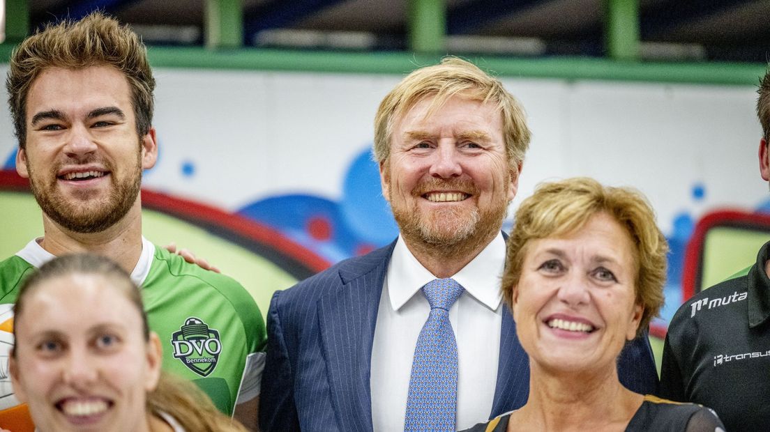 Koning Willem-Alexander poseert met spelers van korfbalvereniging DVO in Bennekom.