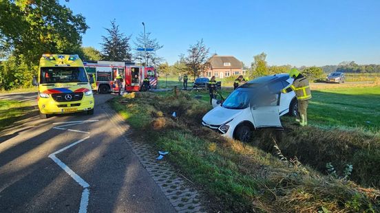 Gewonden bij harde botsing • metershoge vlammen bij autobrand. Gewonden bij harde botsing • metershoge vlammen bij autobrand.