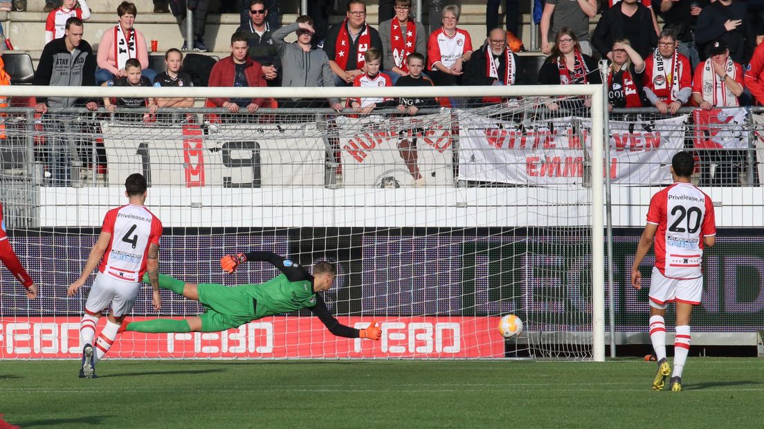 Kjell Scherpen probeert de goal van Marcus Edwards te voorkomen (Rechten: Gerrit Rijkens)