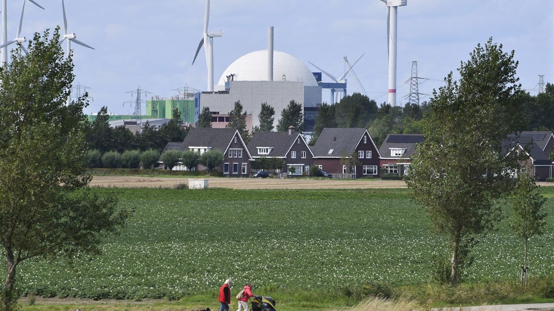 Het dorp Borssele met de kerncentrale op de achtergrond