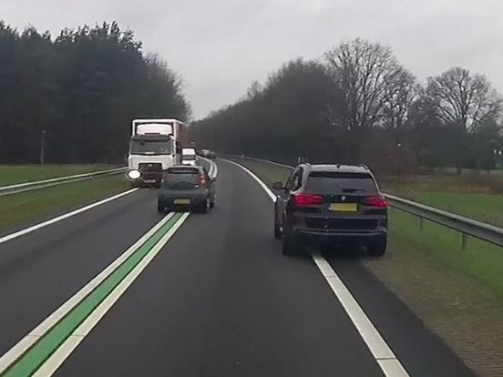 VIDEO | Oost op het Asfalt: bezopen inhaalactie strandt op haar na frontaal op bierwagen