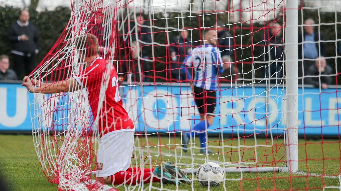 Jesse Renken van Harkemase Boys werkt de 0-1 van Quick Boys in eigen doel