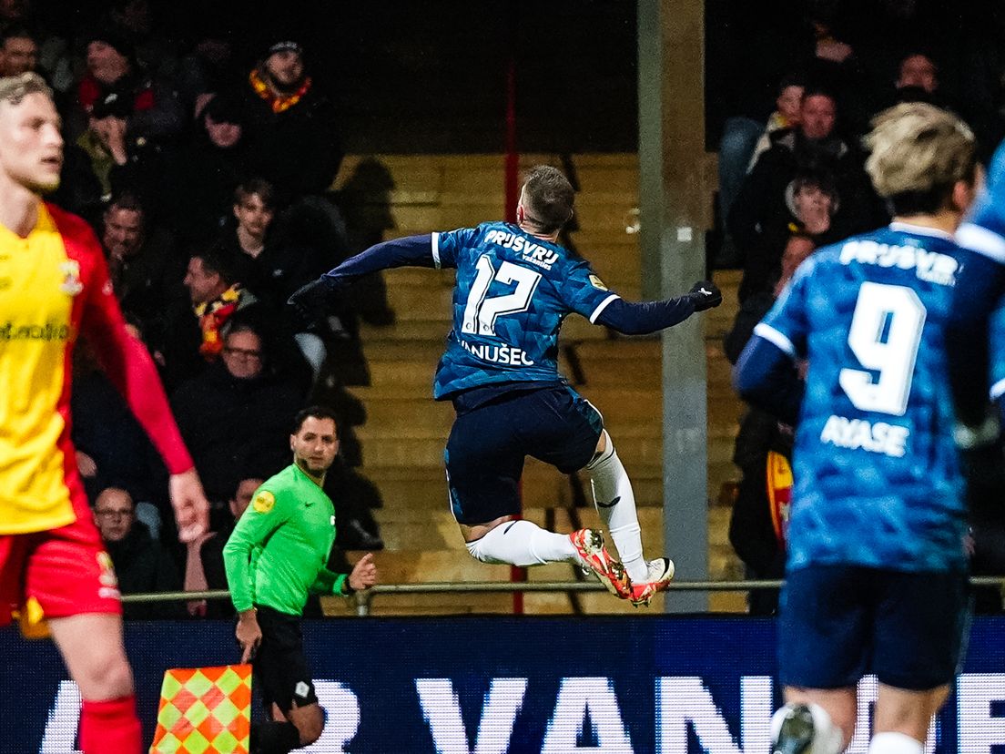 Een uitzinnige Luka Ivanusec viert de 0-2 van Feyenoord in Deventer