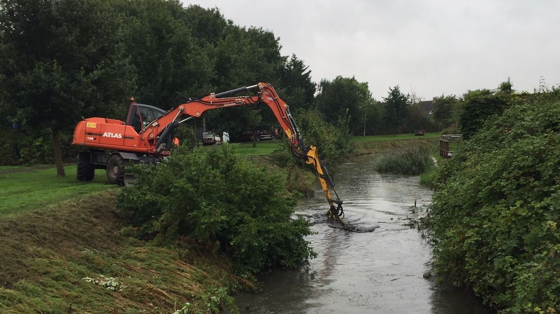 Waterschap haalt waterplanten uit De Vaart