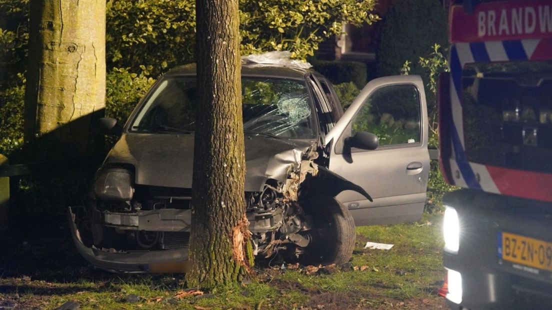 De auto botste op de Burgemeester de Kockstraat tegen een boom