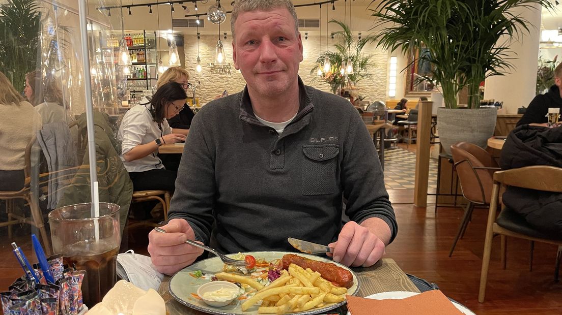 Groninger Gerard geniet van een currywurst in Duitsland