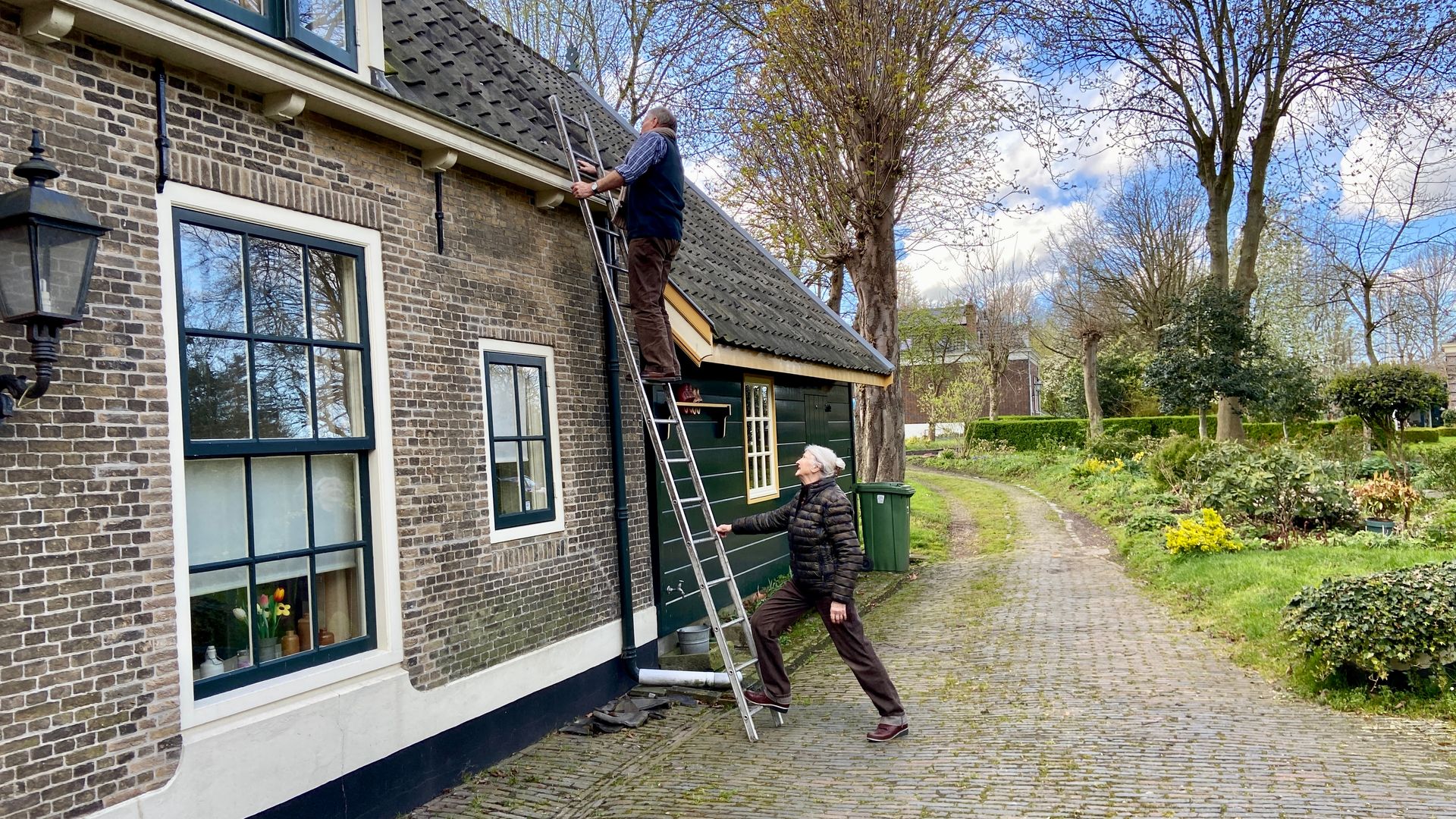 Janneke en George wonen in groene enclave in Overschie: een idyllische plek, maar de dakpannen vlogen van de boerderij door vliegtuig
