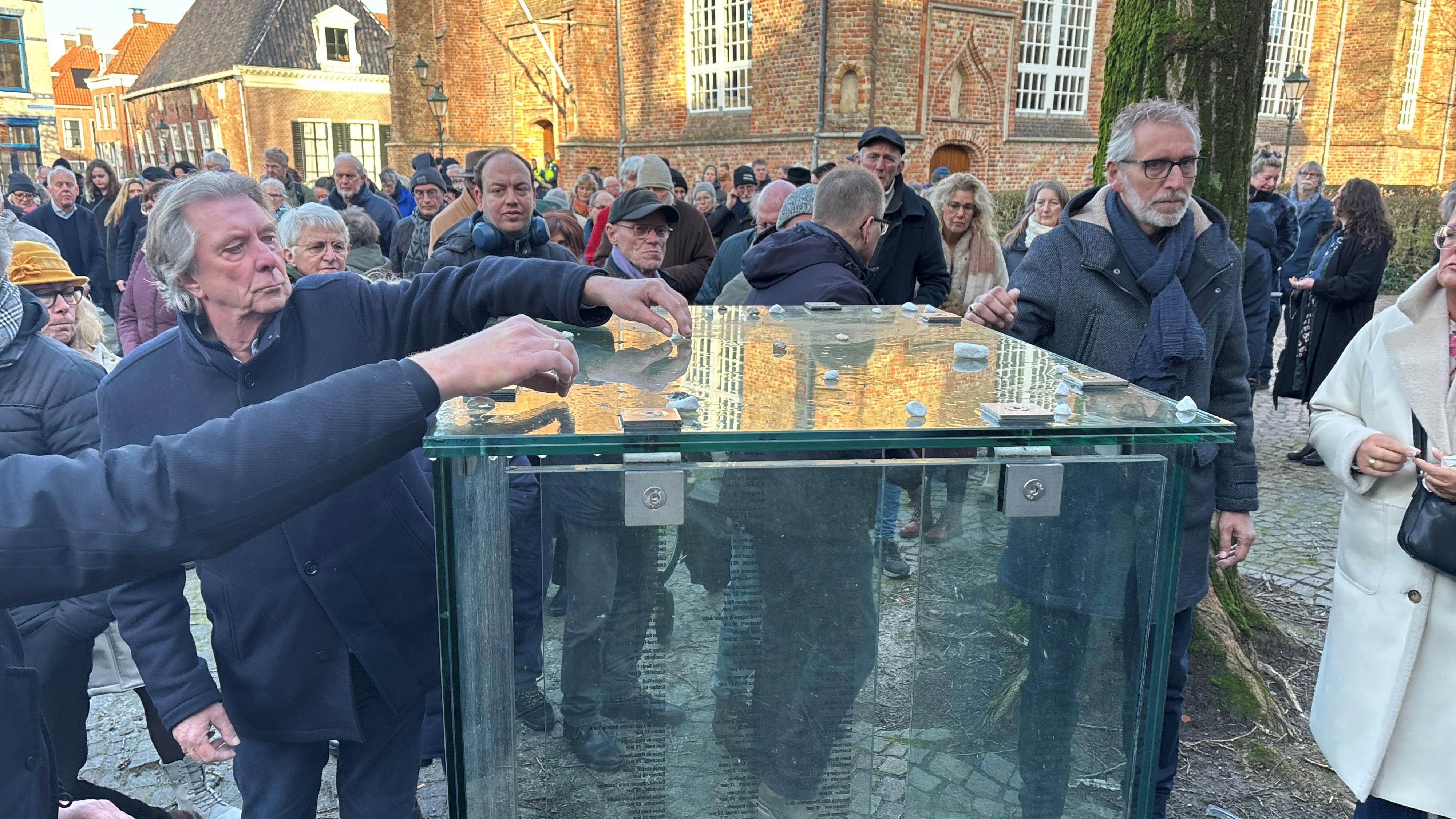Twahûndert minsken by Holocaust-betinking yn Ljouwert: "Het is een stil protest"