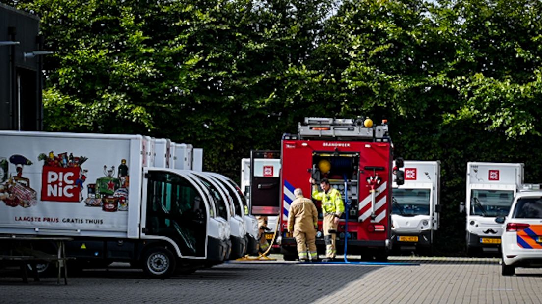 De brandweer bij het bedrijventerrein van Picnic