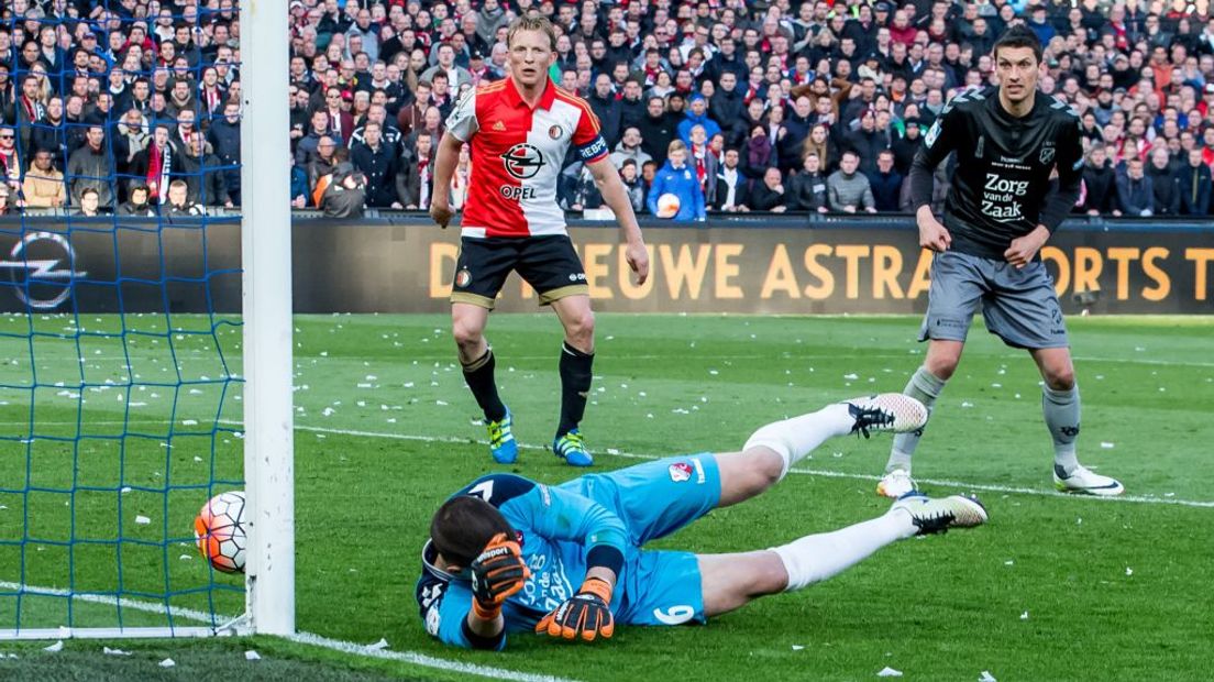 De 2-1 valt binnen via de rug van FC Utrecht-keeper Filip Bednarek.