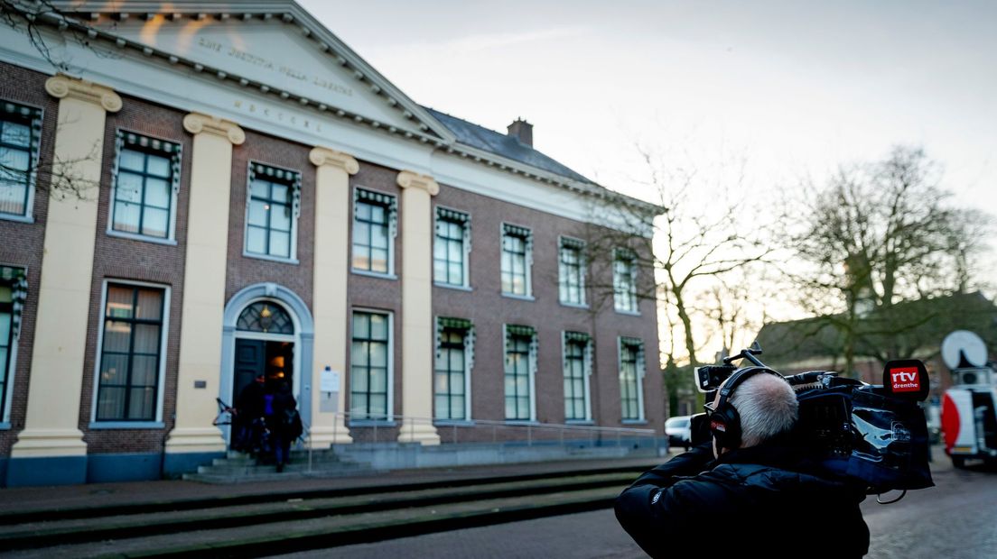 Een cameraman van RTV Drenthe bij de rechtbank van Assen