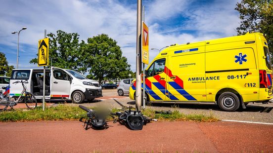 Fietser met twee kinderen geschept door busje