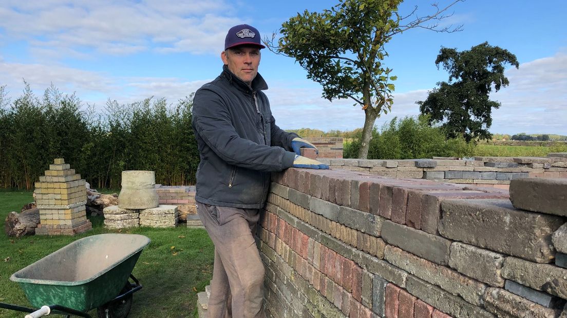 Remmo Georgius werkt aan zijn 'ecokathedraal' in Grijssloot