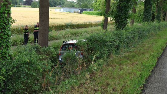 Auto botst tegen lantaarnpaal en belandt in droge sloot