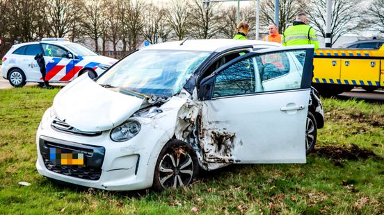 Gewonden bij botsing tussen fietser en motorrijder | Auto zonder stuur gevonden.