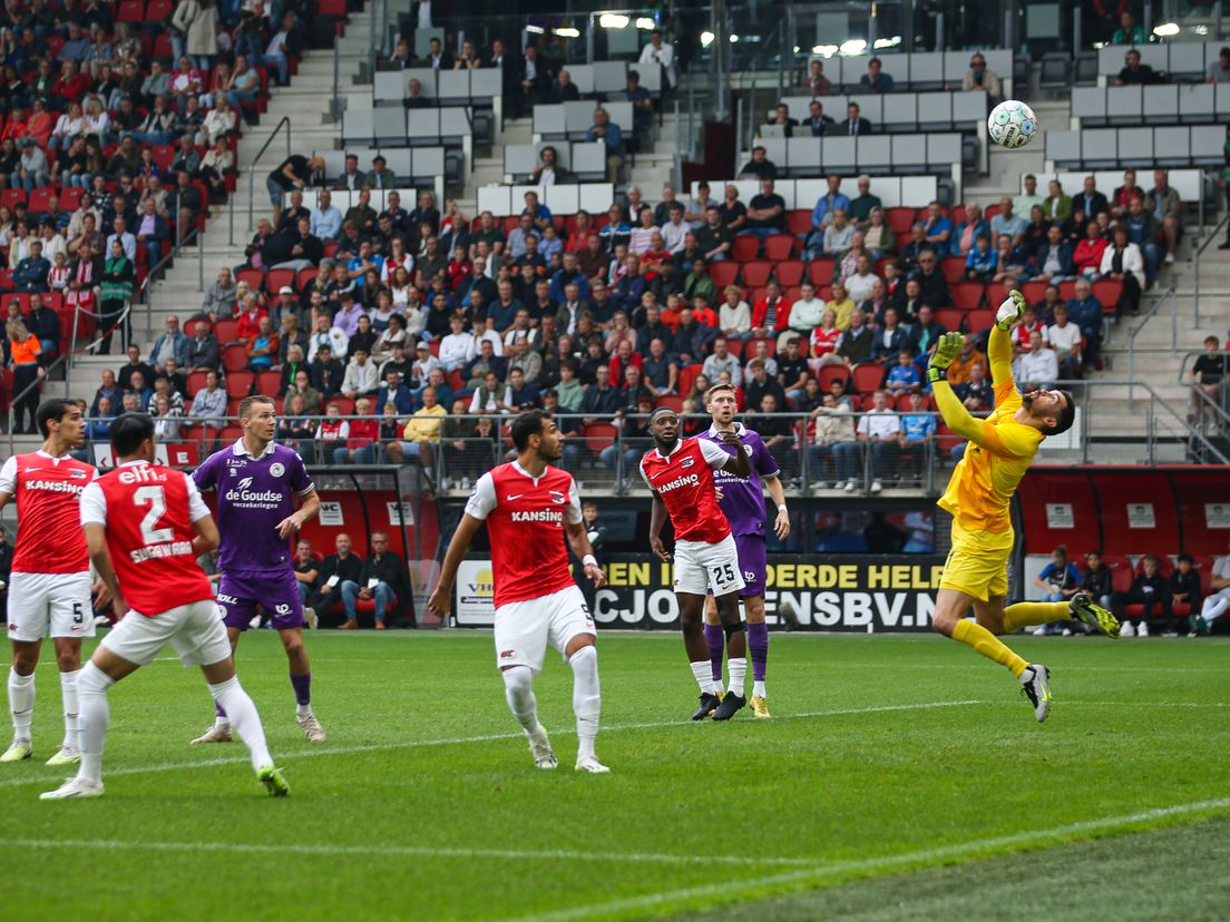AZ-keeper Mathew Ryan werkt een inzet van Koki Saito uit de bovenhoek