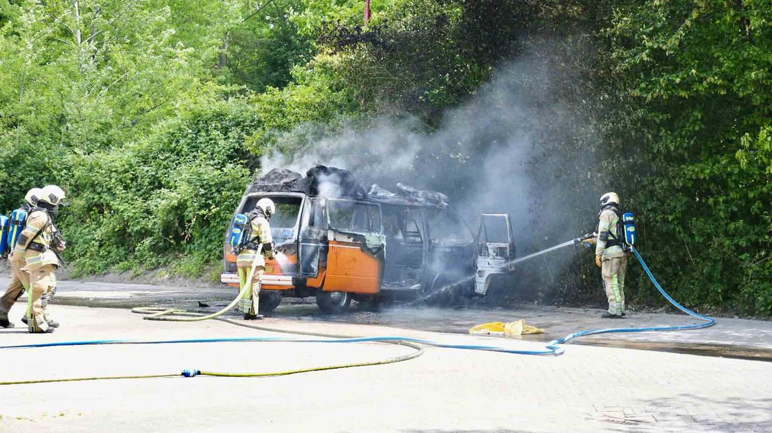 Het brandende busje in Nieuwegein leverde veel rook op.