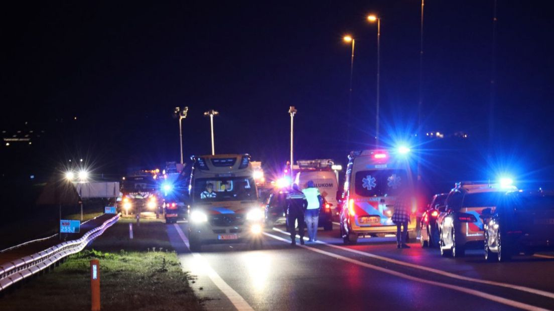 Hulpdiensten op de N50 nadat het ongeluk heeft plaatsgevonden