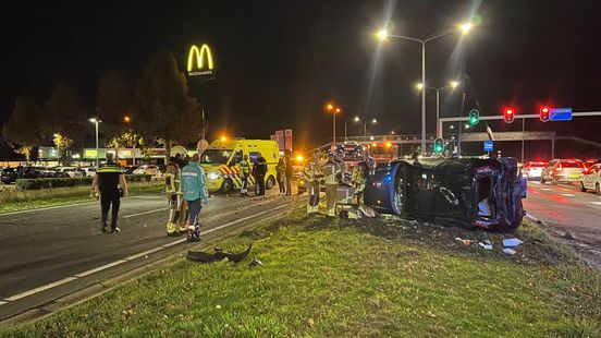 112 nieuws: Vrouw zakt door vloer van winkel in Almelo | Auto op zijn kant bij ongeluk. 112 nieuws: Vrouw zakt door vloer van winkel in Almelo | Auto op zijn kant bij ongeluk.
