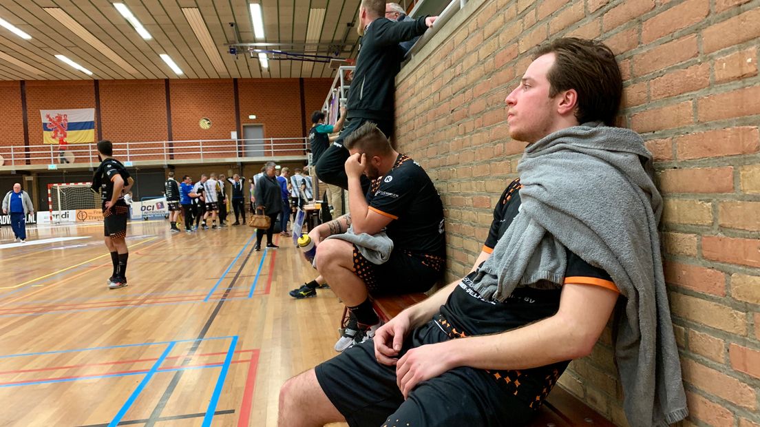 De spelers van Hurry-Up balen na de uitschakeling in de beker (Rechten: RTV Drenthe/Stijn Steenhuis)