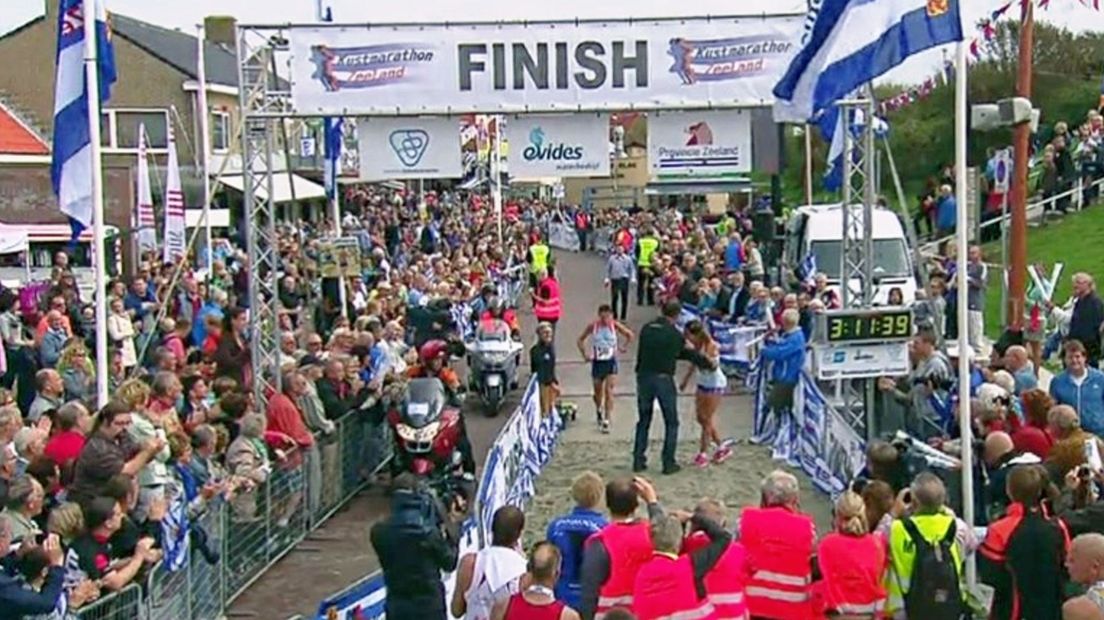 Drukte bij de finish van de elfde Kustmarathon in Zoutelande