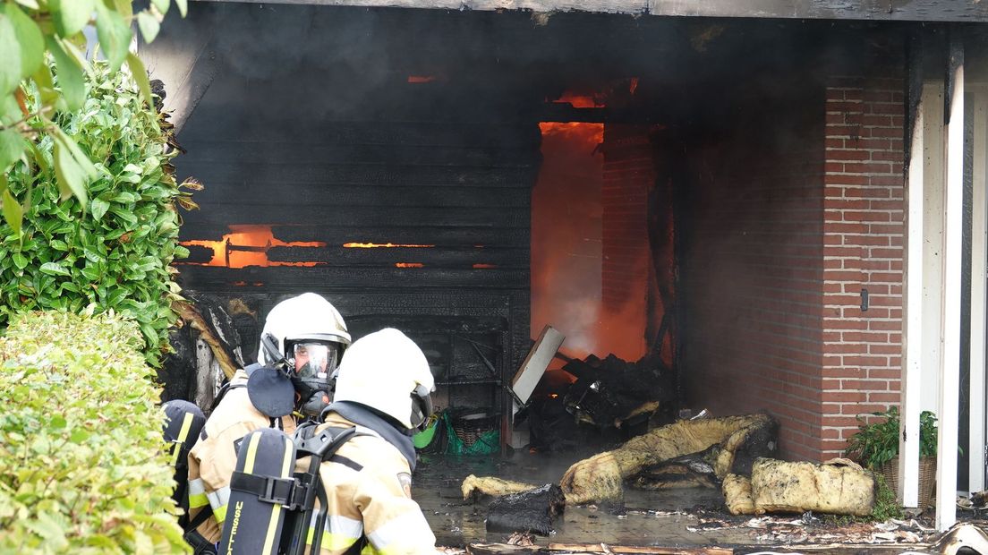 Brandweermensen tijdens het blussen