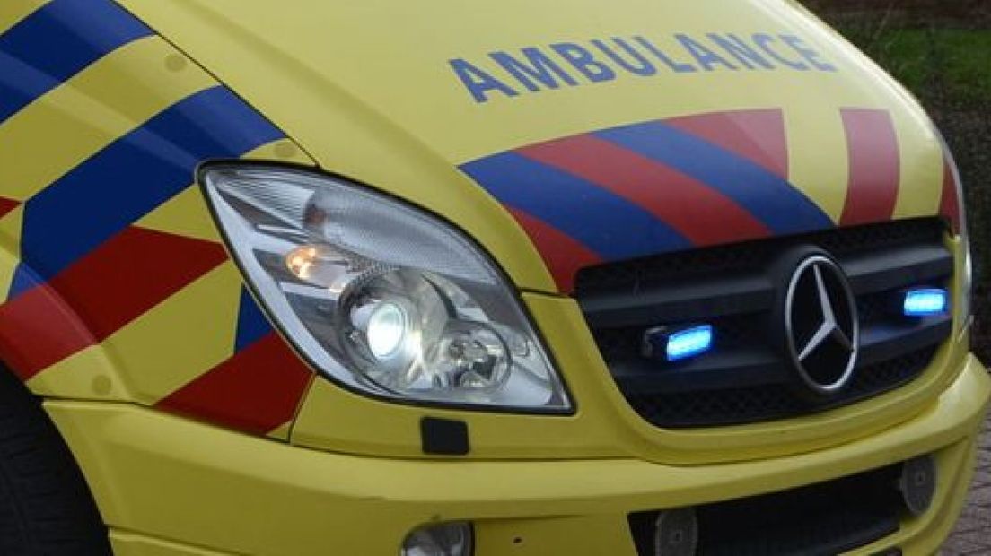 Auto botst tegen boom in Aalten: bestuurder gewond