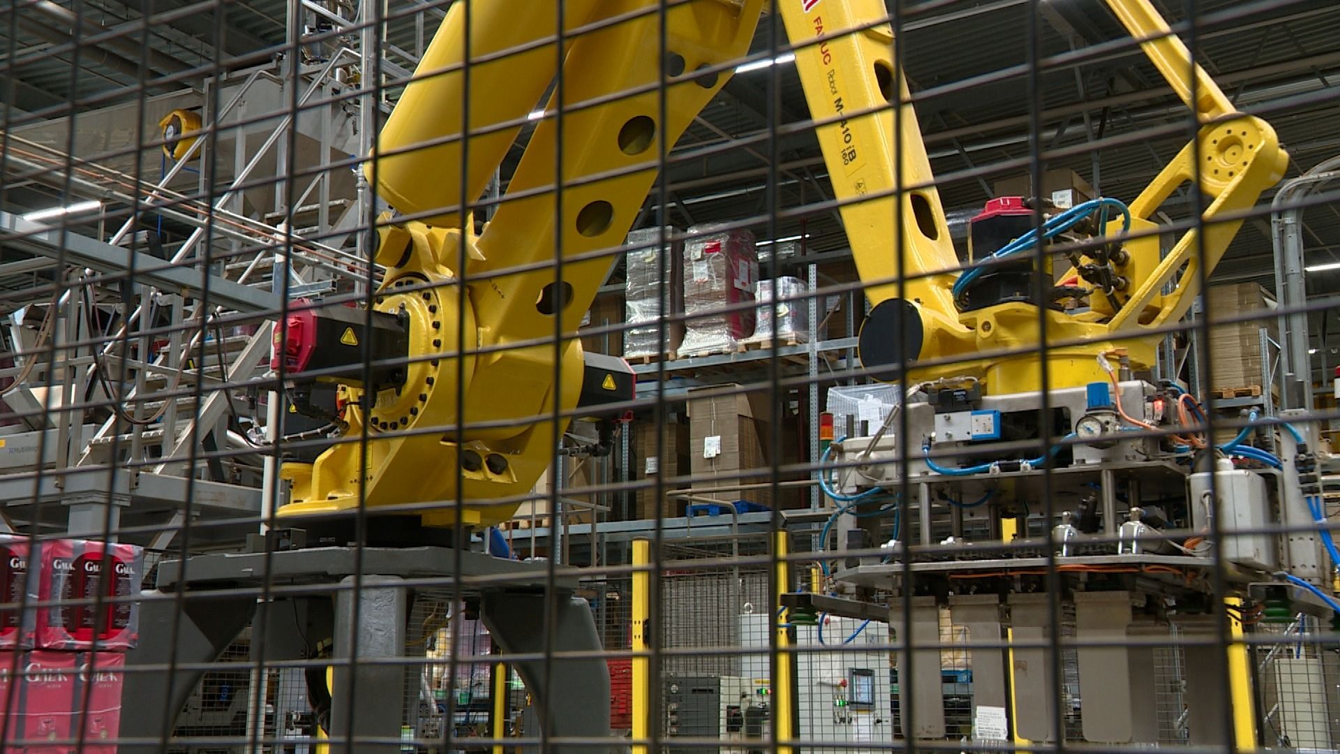 De inpakrobot van de koffiefabriek