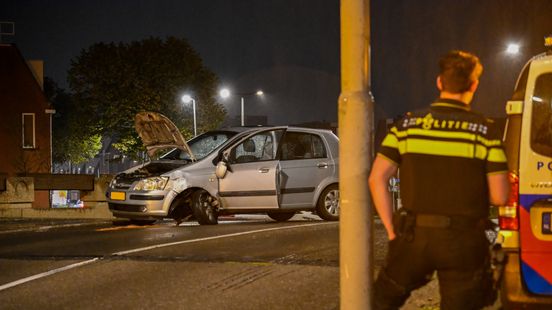 Schade na botsing tussen twee autos, bestuurder aangehouden. Schade na botsing tussen twee autos, bestuurder aangehouden.