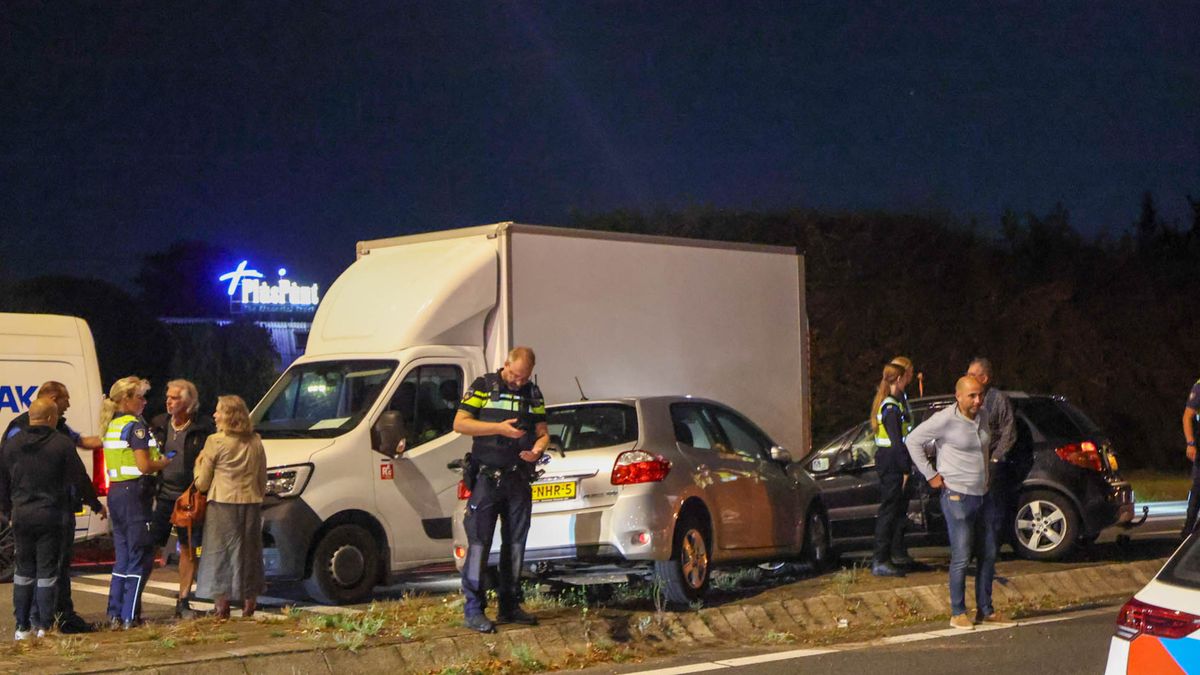 Ongeluk met twee auto's en bakwagen in Amersfoort, weg afgezet