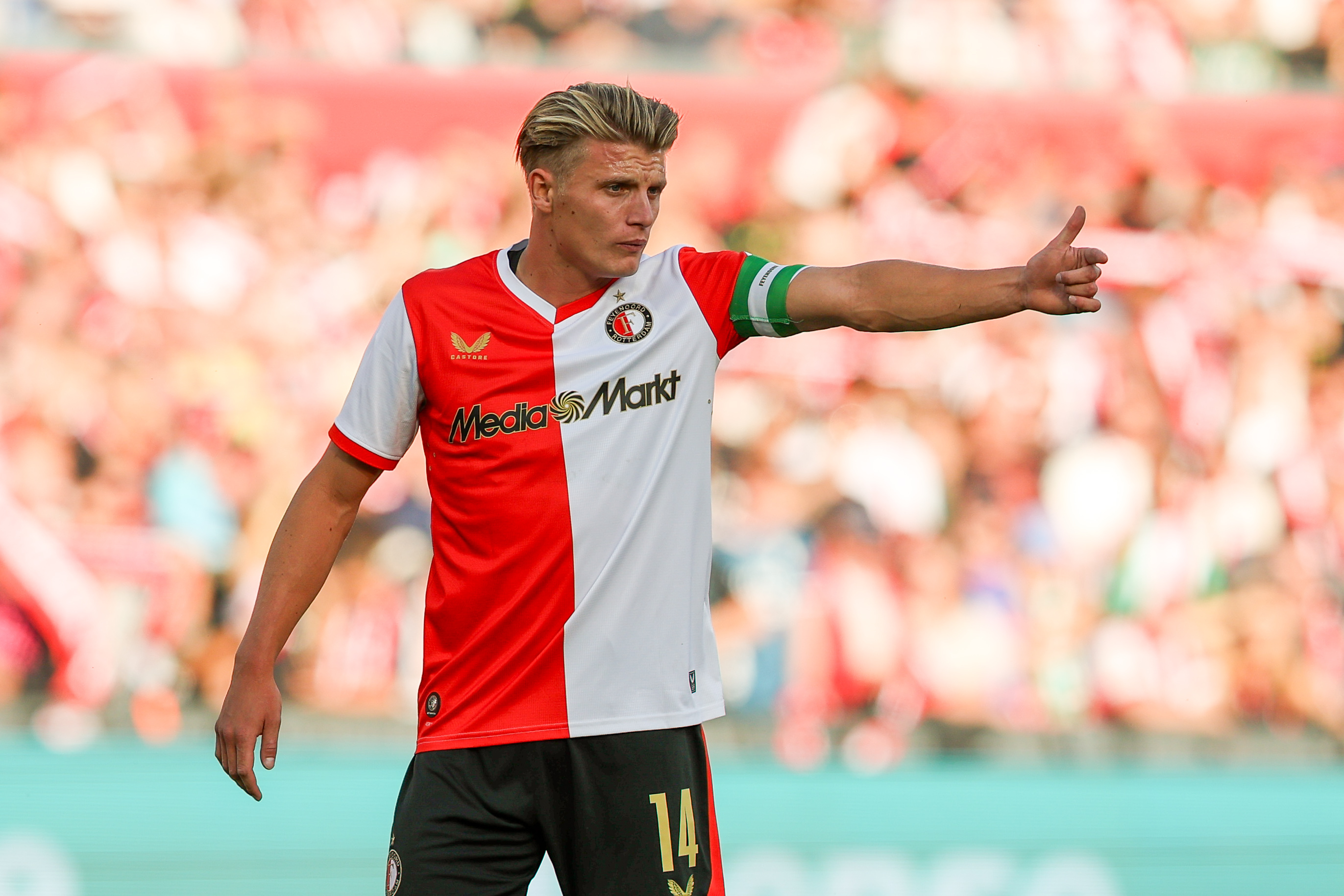 Sem Steijn geeft aanwijzingen tijdens Feyenoord-NAC.