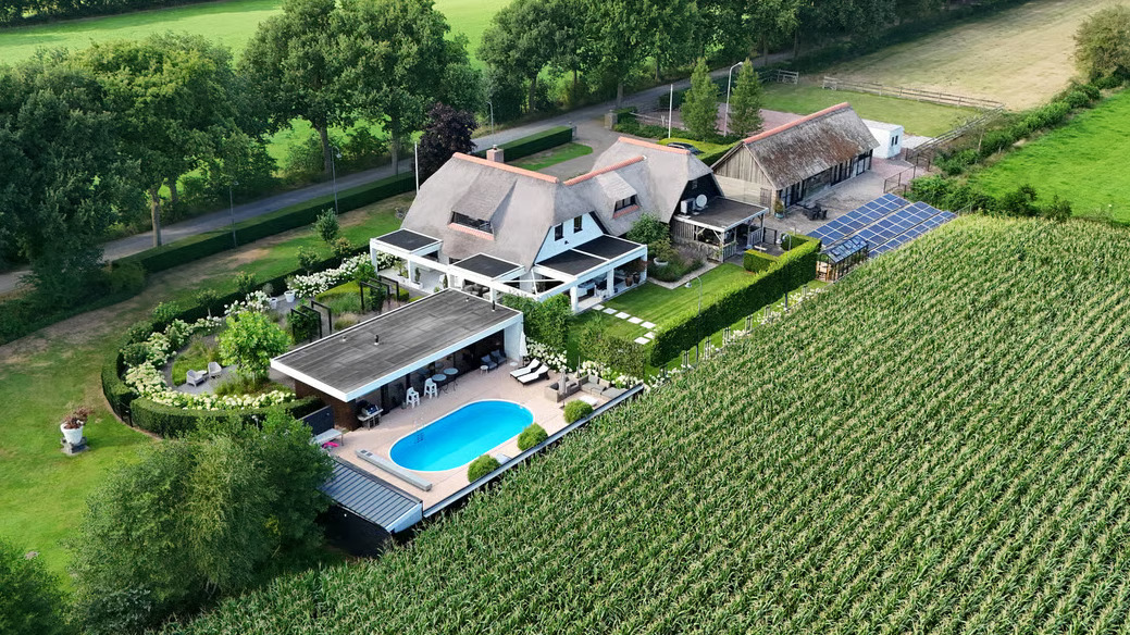 Even binnen kijken: dit huis met zwembad en sauna is de grootste hit op Funda