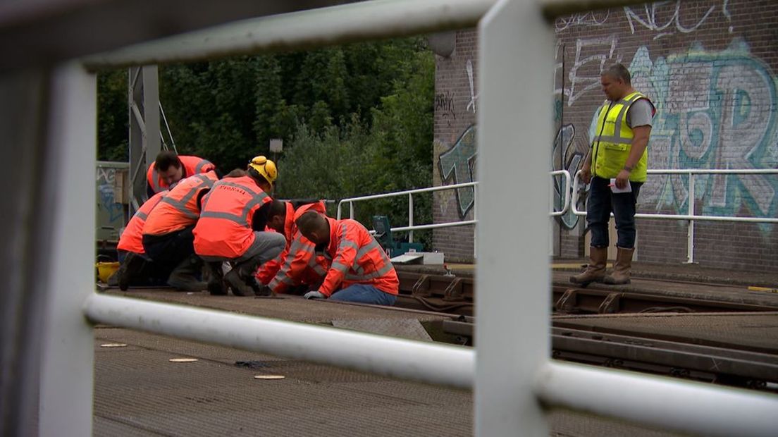 Medewerkers van ProRail bij de spoorbrug in Nijmegen.