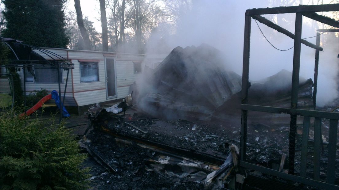Op recreatiepark 't Veluws Hof aan de Krimweg in Hoenderloo heeft maandagochtend een flinke brand gewoed.Daarbij is een stacaravan volledig uitgebrand.