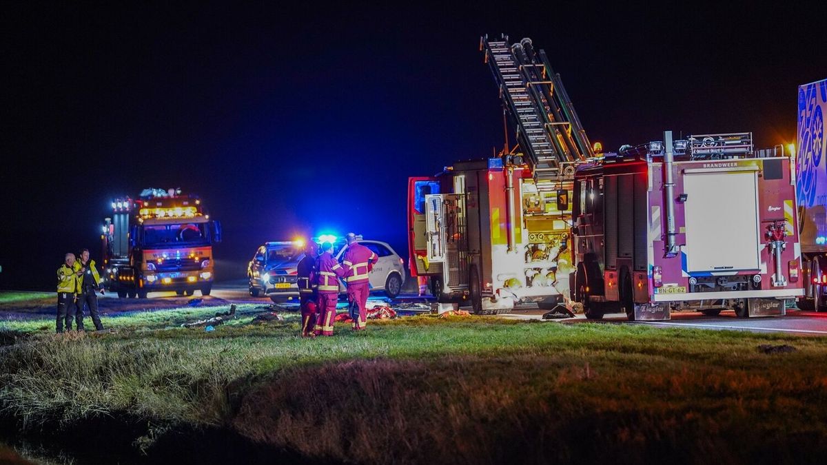 Fatal Head-On Collision on N366 in Groningen: Two People Killed, Police Investigating