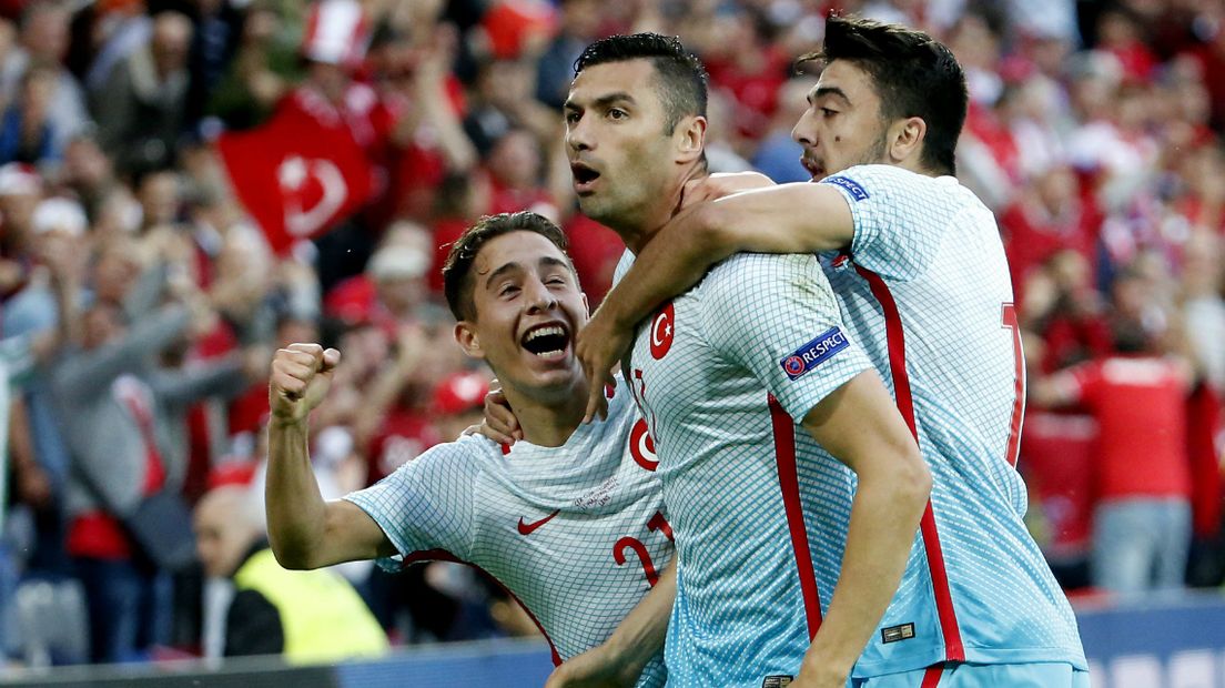 Burak Yilmaz (midden|) viert zijn treffer tegen Tsjechië.