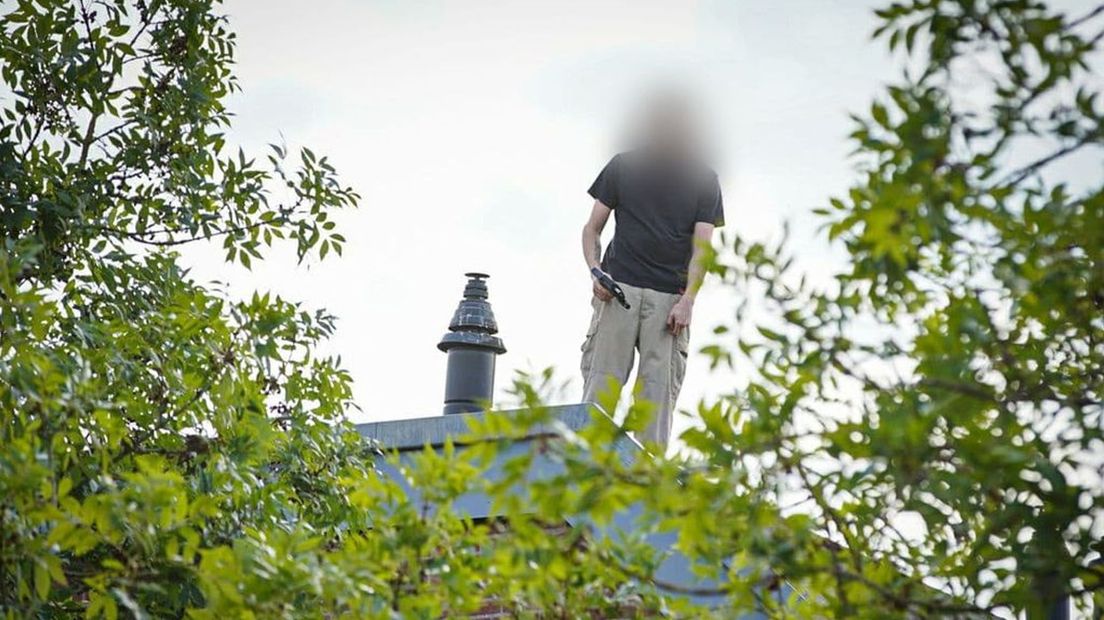 De gewapende man stond twee uur op het dak van het appartementencomplex.