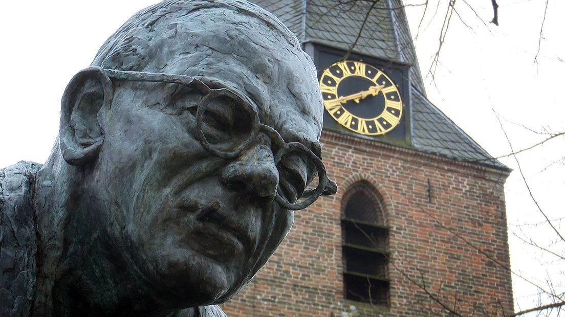 Het standbeeld van Simon Vestdijk in Doorn ontworpen door Jaap te Kiefte.