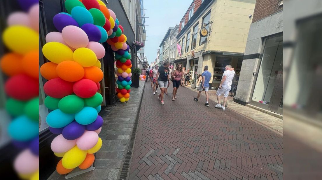 Ook de straten in Goes zijn versierd om Roze Zaterdag te vieren