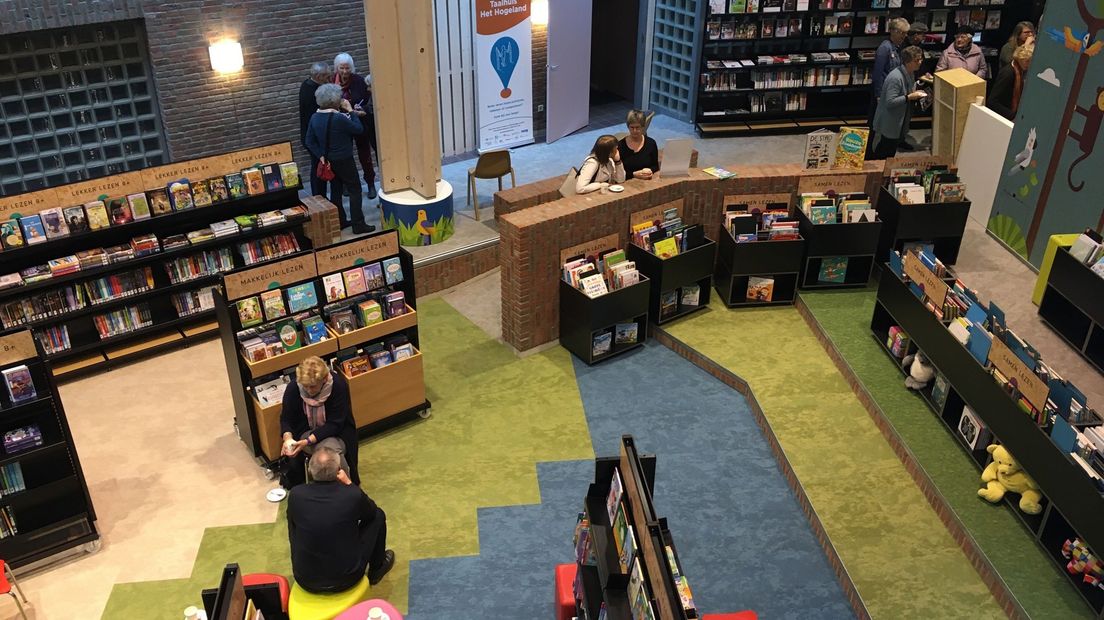De bibliotheek bevindt zich in de hal van het gemeentehuis