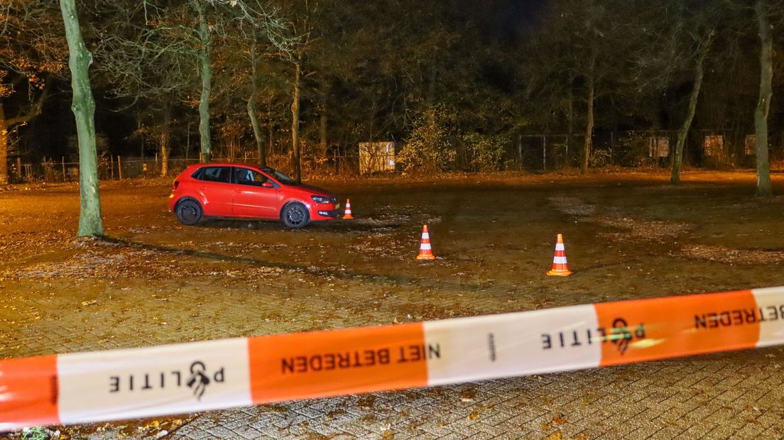Kogelhulzen aangetroffen bij geparkeerde auto in Hengelo.